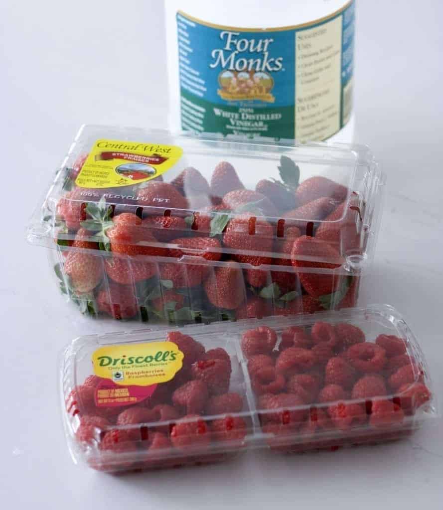 Berries, Water, and Vinegar are all you need for the everlasting berry hack!