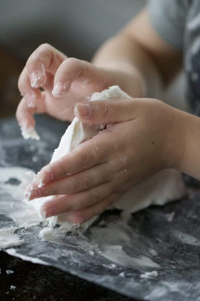 These little hands love this fun and easy toddler activity! Great sensory activity and creative activity for kids!